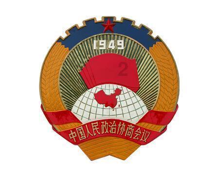 新人接亲遇大雪被困,警察出动救援,警车秒变婚车,护送新人平安到家